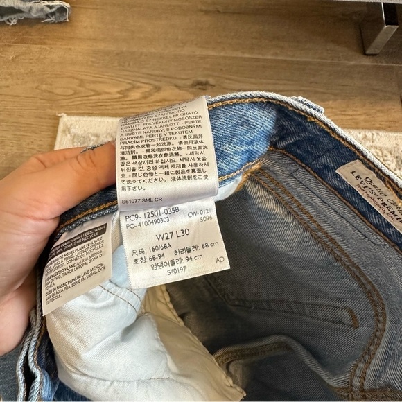 Levi’s 501 High Waisted Denim Jeans Distressed Front Women’s Size 27 - Picture 12 of 12